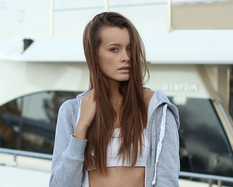 devojka sa dugom i tankom kosom