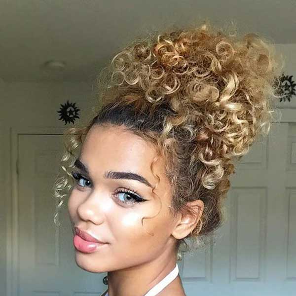 visoka bujna punđa na kovrdžavoj plavoj kosi